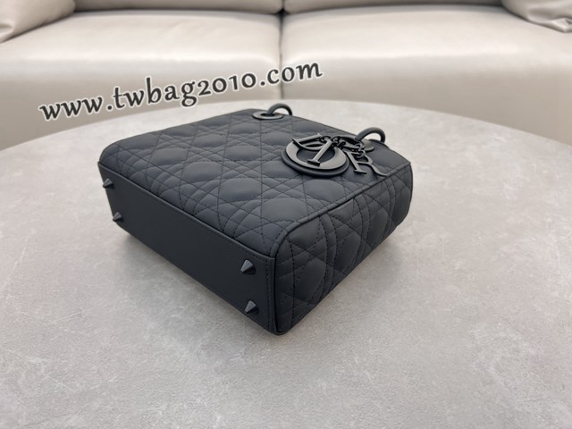 Dior专柜新款迪奥高仿原单Lady21cm四格磨砂徽章手提包 djfk1313